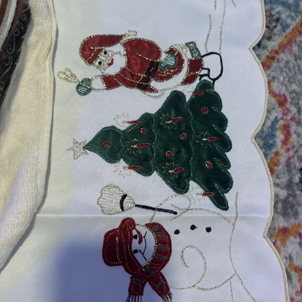 Vintage Lot Of Linen Embroidery‎ Pieces. Napkins, Hankies, Runners, Doilies.